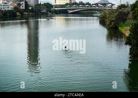 Kajakfahren auf dem Fluss Guadalquivir im Zentrum von Sevilla, Spanien. Stockfoto