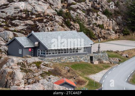 Lindesnes, Norwegen - 16. April 2022: Restaurantgebäude in der Nähe des Leuchtturms Lindesnes. Stockfoto