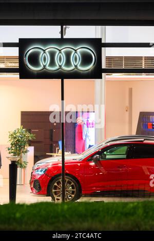 Göteborg, Schweden - 23. november 2022: Audi-Schild bei Autohändler Stockfoto