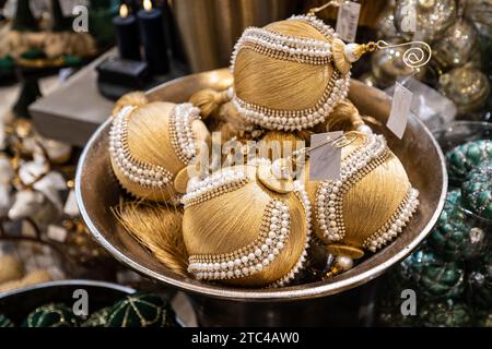 Göteborg, Schweden - 03. dezember 2022: Weihnachtskugeln mit goldenen Fäden und Perlen verziert Stockfoto