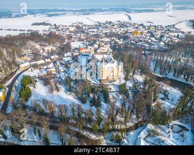 Schloss Zleby an sonnigem Wintertag. Tschechien. Luftaufnahme von der Drohne. Stockfoto