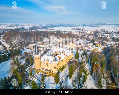 Schloss Zleby an sonnigem Wintertag. Tschechien. Luftaufnahme von der Drohne. Stockfoto