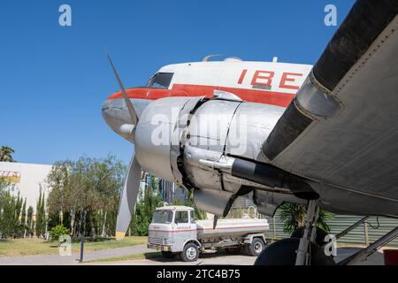 Vintage-Flugzeug mit 'IBERIA'-Lackierung auf dem Display, gesehen vom Flügel mit Motor und Propeller, klarem blauem Himmel Hintergrund. Stockfoto