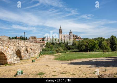 Die mittelalterliche römische Brücke von Salamanca über den Fluss Tormes mit Blick auf die neue Kathedrale von Salamanca im Hintergrund Spanien Stockfoto