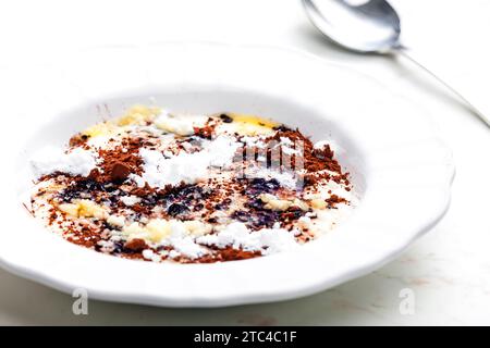 Grießbrei mit Kakao, Zucker und geschmolzener Butter Stockfoto