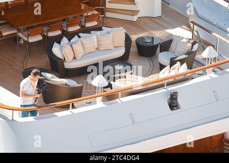 Monaco, Monte-Carlo, 28. September 2022: Der Blogger berichtet von der Veranstaltung der größten Messe in der Welt Yachtschau MYS, Port Stockfoto