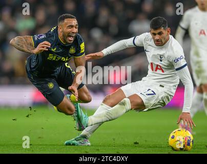 London, Großbritannien. 10. Dezember 2023 - Tottenham Hotspur gegen Newcastle United - Premier League - Tottenham Hotspur Stadium. Callum Wilson wird von Cristian Romero angegriffen. Bildnachweis: Mark Pain / Alamy Live News Stockfoto