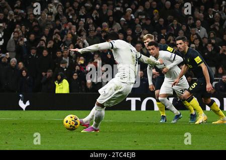 London, Großbritannien. Dezember 2023. Heung-Min, Sohn von Tottenham Hotspur, erzielt sein Team das 4. Tor im Elfmeterschießen. Premier League Spiel, Tottenham Hotspur gegen Newcastle United am Sonntag, 10. Dezember 2023, im Tottenham Hotspur Stadium in London. Dieses Bild darf nur für redaktionelle Zwecke verwendet werden. Foto nur für redaktionelle Verwendung von Sandra Mailer/Andrew Orchard Sportfotografie/Alamy Live News Credit: Andrew Orchard Sportfotografie/Alamy Live News Stockfoto