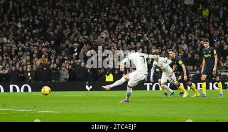 London, Großbritannien. Dezember 2023. Heung-Min, Sohn von Tottenham Hotspur, erzielt sein Team das 4. Tor im Elfmeterschießen. Premier League Spiel, Tottenham Hotspur gegen Newcastle United am Sonntag, 10. Dezember 2023, im Tottenham Hotspur Stadium in London. Dieses Bild darf nur für redaktionelle Zwecke verwendet werden. Foto nur für redaktionelle Verwendung von Sandra Mailer/Andrew Orchard Sportfotografie/Alamy Live News Credit: Andrew Orchard Sportfotografie/Alamy Live News Stockfoto