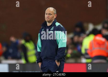 Stoke auf Trent, Großbritannien. Dezember 2023. Stoke City Manager Alex Neil wurde am 9. Dezember 2023 während des Spiels Stoke City FC gegen Sheffield Wednesday FC SKY Bet EFL Championship im Bet365 Stadium, Stoke-on-Trent, England, Großbritannien, niedergeschlagen. Credit: Every Second Media/Alamy Live News Stockfoto