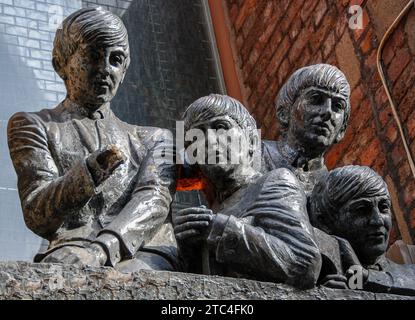 Die Skulptur der Beatles in der Matthew Street in Liverpool nennt sich selbst die bírthplace of Beatles, da sich der Cavern Club in dieser Straße befindet. Stockfoto