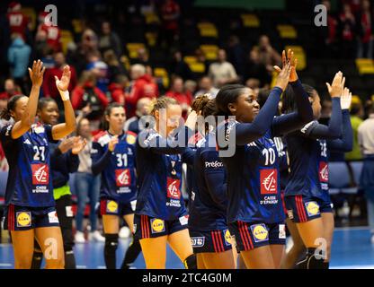 Trondheim, Norwegen. Dezember 2023. Trondheim, Norwegen, 10. Dezember 2023: Spieler Frankreichs feiern nach dem Gewinn des IHF Womens World Championship Spiels zwischen Frankreich und Norwegen im Trondheim Spektrum in Trondheim, Norwegen (Ane Frosaker/SPP) Credit: SPP Sport Press Photo. /Alamy Live News Stockfoto