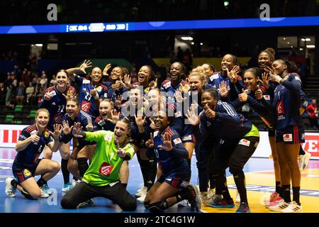 Trondheim, Norwegen. Dezember 2023. Trondheim, Norwegen, 10. Dezember 2023: Spieler Frankreichs feiern nach dem Gewinn des IHF Womens World Championship Spiels zwischen Frankreich und Norwegen im Trondheim Spektrum in Trondheim, Norwegen (Ane Frosaker/SPP) Credit: SPP Sport Press Photo. /Alamy Live News Stockfoto