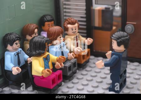 Tambow, Russische Föderation - 10. Dezember 2023 Minifiguren von Lego-Geschäftsleuten, die eine Tagung in einem Tagungsraum abhalten. Stockfoto