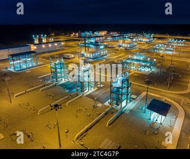 Die Nachtperspektive der Erdgas-Kompressorstation Stockfoto