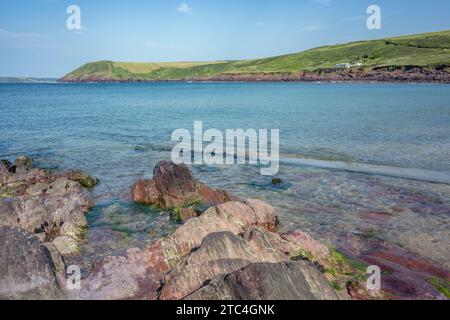 Interessante verschiedene Felsformationen und Farben am Manorbier Strand Stockfoto