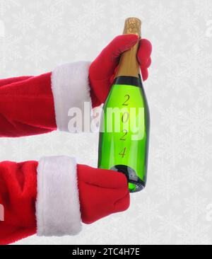 Der Weihnachtsmann streckte die Arme aus und hielt eine Champagnerflasche in beiden Händen, die mit dem Jahr 2024 geprägt war. Vertikal mit Schneeflocken Hintergrund. Stockfoto