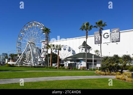 LONG BEACH, KALIFORNIEN - 6. Dezember 2023: Pike Ferris Wheel und historisches Karussell-Gebäude am Shoreline Drive. Stockfoto