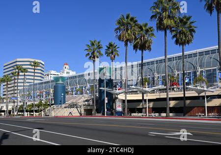 LONG BEACH, KALIFORNIEN - 6. Dezember 2023: Das Long Beach Convention and Entertainment Center am Ocean Boulevard und Pine Street. Stockfoto
