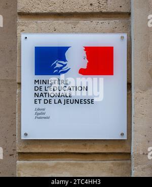 Paris, Frankreich - 12 02 2023 : Gedenktafel am Eingang des Ministeriums für Bildung und Jugend Stockfoto