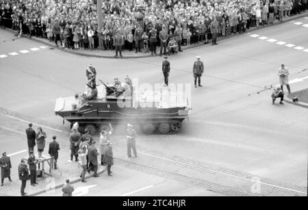 Deutsche Volksarmee BTR-50 - nationale Volksarmee NVA BTR-50 - Militärparade Ost-Berlin Mai 1965 - Militärparade Mai 1965 in Ost-Berlin Frankfurter Tor Stockfoto