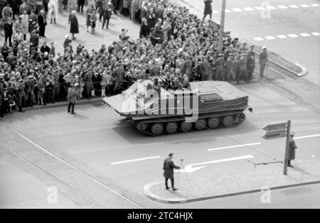 Deutsche Volksarmee BTR-50 - nationale Volksarmee NVA BTR-50 - Militärparade Ost-Berlin Mai 1965 - Militärparade Mai 1965 in Ost-Berlin Frankfurter Tor Stockfoto