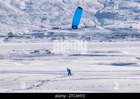 Kitesurf-Szene auf einem eisigen See der italienischen alpen Stockfoto