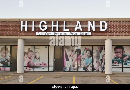 Houston, Texas, USA 12-10-2023: Highland Vorschule und Kinderbetreuung Geschäft in Houston, Texas. Privatunterricht für Vorschulerziehung. Stockfoto