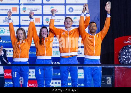 Toussaint Kira, Corbeau Caspar, Giele Tessa und Simons Knezo aus den Niederlanden während der Podestzeremonie für Mixed 4x50m Medley Relay bei den LEN Short Course Europameisterschaften 2023 am 10. Dezember 2023 in Otopeni, Rumänien Stockfoto