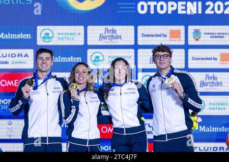 Mora Lorenzo, Martinenghi Nicolo, di Pietro Silvia und Nocentini Jasmine aus Italien während der Podiumseremonie für den gemischten 4x50m Medley Relay bei den LEN Kurzkurs-Europameisterschaften 2023 am 10. Dezember 2023 in Otopeni, Rumänien Stockfoto