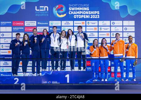 Mora Lorenzo, Martinenghi Nicolo, di Pietro Silvia und Nocentini Jasmin von Italien, Grousset Maxime, Manaudou Florent, Bonnet Charlotte und Gastaldello Beryl von Frankreich, Toussaint Kira, Corbeau Caspar, Giele Tessa und Simons Knezo aus den Niederlanden während der Podiumszeremonie für Mixed 4x50m Medley Relay bei den LEN Kurzkurs-Europameisterschaften 2023 am 10. Dezember 2023 in Otopeni, Rumänien Stockfoto