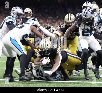 New Orleans, USA. Dezember 2023. New Orleans Saints Running Back Alvin Kamara (41) erzielt am Sonntag, den 10. Dezember 2023, einen Touchdown im zweiten Quartal eines Spiels der National Football League im Caesars Superdome in New Orleans, Louisiana. (Foto: Peter G. Forest/SIPA USA) Credit: SIPA USA/Alamy Live News Stockfoto