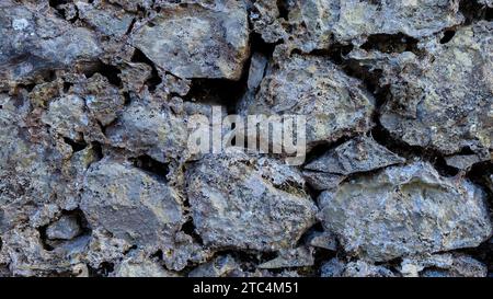 Fotografieren Sie Details als Hintergrund einer porösen Steinmauer Stockfoto