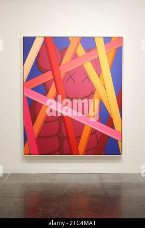 Miami Beach, Usa. Dezember 2023. Kunstwerk von KAWS während der Art Basel Miami Beach, der Show im Miami Beach Convention Center in Miami Beach, FL am 9. Dezember 2023 (Foto: Udo Salters/SIPA USA) Credit: SIPA USA/Alamy Live News Stockfoto