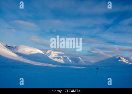 Schneebedeckte Berge rund um die Skipiste Kungsleden im April bei Sonnenaufgang, Lappland, Schweden Stockfoto