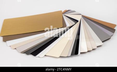 Probenahme von Glanzplatten für die Möbelherstellung. Das Konzept der Hochglanzplattenherstellung. Stockfoto