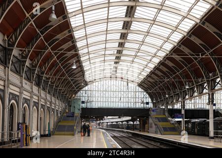 London, Großbritannien - 18. Dezember 2023 : Innenarchitektur des Bahnhofs Paddington, eines berühmten Bahnhofs im Zentrum von London, Großbritannien. Stockfoto