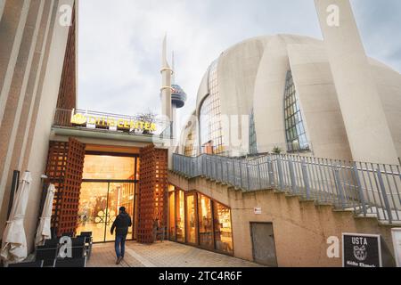 Köln, Deutschland 23. November 2023: Eingang zum ditib-Zentrum und der zentralen Moschee köln bei Dämmerung Stockfoto