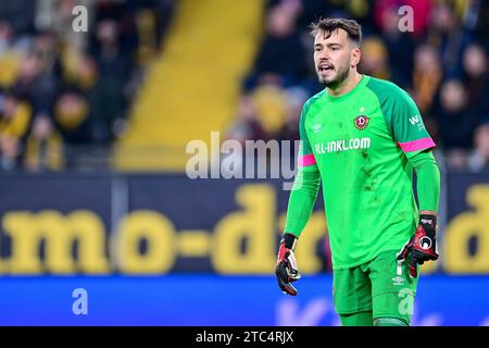 Dresden, Deutschland. Dezember 2023. Stefan Drljaca (Torwart, Dresden, 1) Einzelbild, Aktion, Aktion, 10.12.2023, Dresden (Deutschland), Fussball, 3. LIGA, SG DYNAMO DRESDEN - SPVGG UNTERHACHING, DFB/DFL-VORSCHRIFTEN VERBIETEN DIE VERWENDUNG VON FOTOGRAFIEN ALS BILDSEQUENZEN UND/ODER QUASI-VIDEO. Quelle: dpa/Alamy Live News Stockfoto