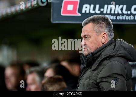 Dresden, Deutschland. Dezember 2023. Präsident Manfred Schwabl (Unterhaching), 10.12.2023, Dresden (Deutschland), Fussball, 3. LIGA, SG DYNAMO DRESDEN - SPVGG UNTERHACHING, DFB/DFL-VORSCHRIFTEN VERBIETEN DIE VERWENDUNG VON FOTOGRAFIEN ALS BILDSEQUENZEN UND/ODER QUASI-VIDEO. Quelle: dpa/Alamy Live News Stockfoto