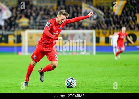 Dresden, Deutschland. Dezember 2023. Simon Skarlatidis (Unterhaching, 30) am Ball, 10.12.2023, Dresden (Deutschland), Fussball, 3. LIGA, SG DYNAMO DRESDEN - SPVGG UNTERHACHING, DFB/DFL-VORSCHRIFTEN VERBIETEN JEDE VERWENDUNG VON FOTOGRAFIEN ALS BILDSEQUENZEN UND/ODER QUASI-VIDEO. Quelle: dpa/Alamy Live News Stockfoto