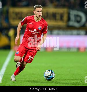 Dresden, Deutschland. Dezember 2023. Sebastian Maier (Unterhaching, 10) am Ball, Freisteller, Ganzkörper, Einzelbild, Aktion, 10.12.2023, Dresden (Deutschland), Fussball, 3. LIGA, SG DYNAMO DRESDEN - SPVGG UNTERHACHING, DFB/DFL-VORSCHRIFTEN VERBIETEN JEDE VERWENDUNG VON FOTOGRAFIEN ALS BILDSEQUENZEN UND/ODER QUASI-VIDEO. Quelle: dpa/Alamy Live News Stockfoto