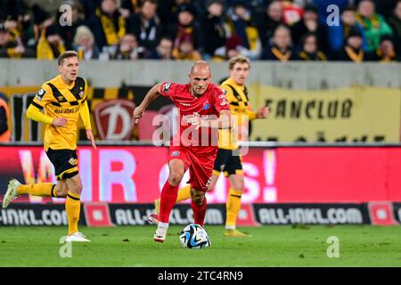 Dresden, Deutschland. Dezember 2023. Manuel Stiefler (Unterhaching, 8) am Ball, 10.12.2023, Dresden (Deutschland), Fussball, 3. LIGA, SG DYNAMO DRESDEN - SPVGG UNTERHACHING, DFB/DFL-VORSCHRIFTEN VERBIETEN JEDE VERWENDUNG VON FOTOGRAFIEN ALS BILDSEQUENZEN UND/ODER QUASI-VIDEO. Quelle: dpa/Alamy Live News Stockfoto