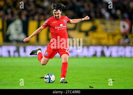 Dresden, Deutschland. Dezember 2023. Markus Schwabl (Unterhaching, 23) am Ball, Freisteller, Ganzkörper, Einzelbild, Aktion, 10.12.2023, Dresden (Deutschland), Fussball, 3. LIGA, SG DYNAMO DRESDEN - SPVGG UNTERHACHING, DFB/DFL-VORSCHRIFTEN VERBIETEN JEDE VERWENDUNG VON FOTOGRAFIEN ALS BILDSEQUENZEN UND/ODER QUASI-VIDEO. Quelle: dpa/Alamy Live News Stockfoto