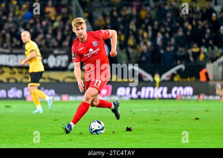 Dresden, Deutschland. Dezember 2023. Mathias Fetsch (Unterhaching, 11) am Ball, 10.12.2023, Dresden (Deutschland), Fussball, 3. LIGA, SG DYNAMO DRESDEN - SPVGG UNTERHACHING, DFB/DFL-VORSCHRIFTEN VERBIETEN JEDE VERWENDUNG VON FOTOGRAFIEN ALS BILDSEQUENZEN UND/ODER QUASI-VIDEO. Quelle: dpa/Alamy Live News Stockfoto