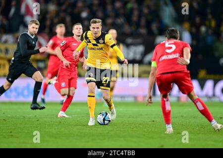 Dresden, Deutschland. Dezember 2023. Niklas Hauptmann (Dresden, 27) am Ball, 10.12.2023, Dresden (Deutschland), Fussball, 3. LIGA, SG DYNAMO DRESDEN - SPVGG UNTERHACHING, DFB/DFL-VORSCHRIFTEN VERBIETEN JEDE VERWENDUNG VON FOTOGRAFIEN ALS BILDSEQUENZEN UND/ODER QUASI-VIDEO. Quelle: dpa/Alamy Live News Stockfoto