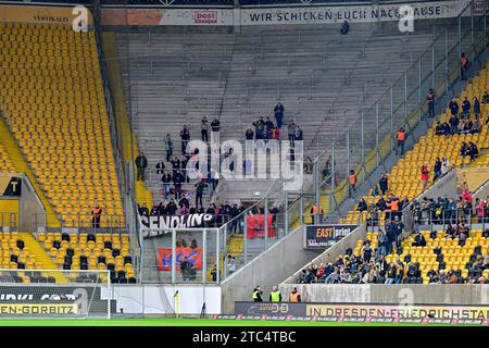 Dresden, Deutschland. Dezember 2023. Wenige Unterhachinger Fans im Stadion, 10.12.2023, Dresden (Deutschland), Fussball, 3. LIGA, SG DYNAMO DRESDEN - SPVGG UNTERHACHING, DFB/DFL-VORSCHRIFTEN VERBIETEN DIE VERWENDUNG VON FOTOGRAFIEN ALS BILDSEQUENZEN UND/ODER QUASI-VIDEO. Quelle: dpa/Alamy Live News Stockfoto