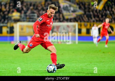 Dresden, Deutschland. Dezember 2023. Simon Skarlatidis (Unterhaching, 30) am Ball, 10.12.2023, Dresden (Deutschland), Fussball, 3. LIGA, SG DYNAMO DRESDEN - SPVGG UNTERHACHING, DFB/DFL-VORSCHRIFTEN VERBIETEN JEDE VERWENDUNG VON FOTOGRAFIEN ALS BILDSEQUENZEN UND/ODER QUASI-VIDEO. Quelle: dpa/Alamy Live News Stockfoto