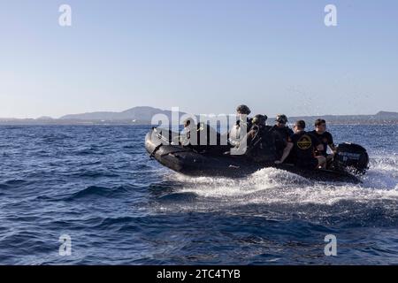 Die US-Marinesoldaten mit der Maritime RAID Force, 31st Marine Expeditionary Unit, setzen am 8. November 2023 Kampfkautschuk-Raidboote ein, um vom Camp Schwab zum Kin Blue Trainingsgebiet in Okinawa, Japan, vorzudringen. Die MRF übte amphibische Aufklärungs- und Überwachungsoperationen im Kin Blue Trainingsgebiet ein, um die Taucherkenntnisse auf Einzel- und Teamebene zu gewährleisten. Die 31. MEU, die einzige fortlaufend vorgelagerte MEU des Marinekorps, stellt als wichtigste Krisenreaktionstruppe in der indopazifischen Region eine flexible und tödliche Truppe bereit, die bereit ist, eine breite Palette militärischer Operationen durchzuführen. (U.S. Marine Co Stockfoto