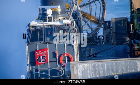 Die der Assault Craft Unit (ACU) 5 zugeordneten Matrosen betreiben ein Landungsboot, Luftpolster, während sie am 7. Dezember 2023 im Pazifischen Ozean unterwegs sind. Die Boxer Amphibious Ready Group, bestehend aus USS Boxer (LHD 4), Somerset und USS Harpers Ferry (LSD 49), sowie die eingestiegene 15th Marine Expeditionary Unit, führen integrierte Trainings- und Routineoperationen in der 3rd Fleet durch. (Foto der US Navy von Mass Communication Specialist 2nd Class Evan Diaz) Stockfoto